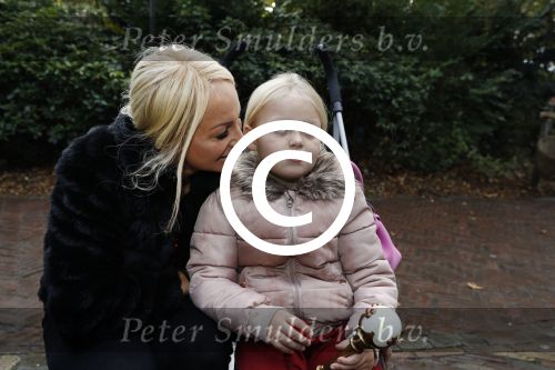 Kaatsheuvel 19 november 2017
Barbie ( Samantha de Jong) in de efteling met haar kinderen en viend Rolf Tangel met zoontje