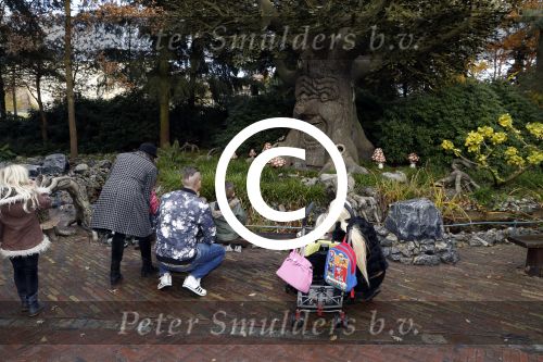 Kaatsheuvel 19 november 2017
Barbie ( Samantha de Jong) in de efteling met haar kinderen en viend Rolf Tangel met zoontje