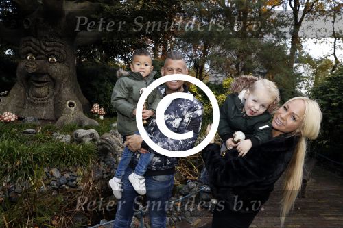 Kaatsheuvel 19 november 2017
Barbie ( Samantha de Jong) in de efteling met haar kinderen en viend Rolf Tangel met zoontje