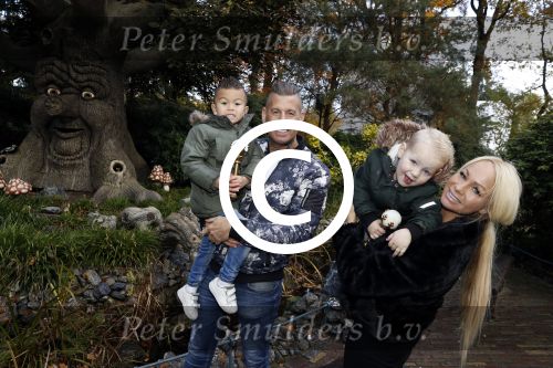 Kaatsheuvel 19 november 2017
Barbie ( Samantha de Jong) in de efteling met haar kinderen en viend Rolf Tangel met zoontje