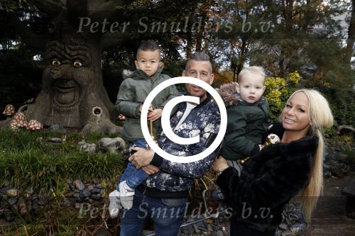 Kaatsheuvel 19 november 2017
Barbie ( Samantha de Jong) in de efteling met haar kinderen en viend Rolf Tangel met zoontje