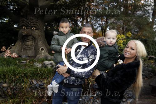 Kaatsheuvel 19 november 2017
Barbie ( Samantha de Jong) in de efteling met haar kinderen en viend Rolf Tangel met zoontje