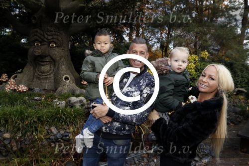 Kaatsheuvel 19 november 2017
Barbie ( Samantha de Jong) in de efteling met haar kinderen en viend Rolf Tangel met zoontje