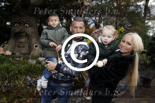 Kaatsheuvel 19 november 2017
Barbie ( Samantha de Jong) in de efteling met haar kinderen en viend Rolf Tangel met zoontje