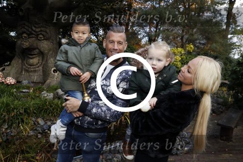 Kaatsheuvel 19 november 2017
Barbie ( Samantha de Jong) in de efteling met haar kinderen en viend Rolf Tangel met zoontje