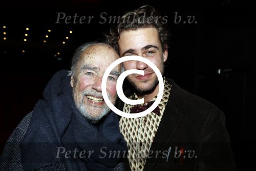 Utrecht 12 december 2017
Premiere Hendrik Groen in schouwburg Utrecht.
De cast bestaat uit Beau Schneider, Mike Weerts, Plien van Bennekom/Cynthia Abma, Myrthe Burger, Rufus Hegeman, Britte Lagcher. Eric Schneider met zoon Beau