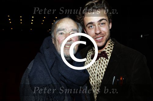 Utrecht 12 december 2017
Premiere Hendrik Groen in schouwburg Utrecht.
De cast bestaat uit Beau Schneider, Mike Weerts, Plien van Bennekom/Cynthia Abma, Myrthe Burger, Rufus Hegeman, Britte Lagcher. Eric Schneider met zoon Beau