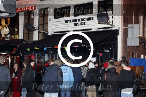 Amsterdam 16 november 2017 
Drukte bij een bitcoin apparaat