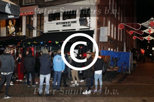 Amsterdam 16 november 2017 
Drukte bij een bitcoin apparaat
