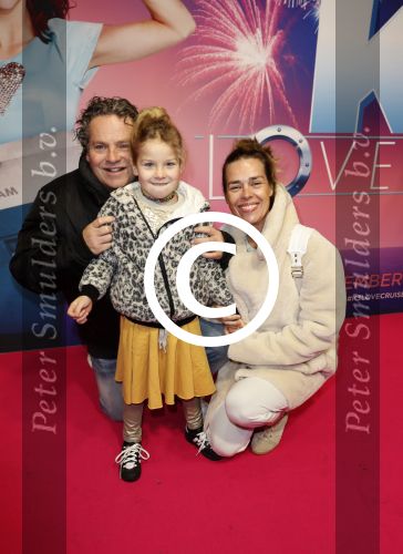 Amsterdam 10 december 2017
Premiere K3 in Tuschinski. Dirk Zeelenberg met vrouw en dochter
