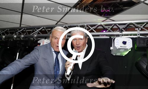 Den Bosch 24 november 2017
Uitreiking cd Michael v d Plas en Bianca. Dj Jean reikt hem uit. Dries Roelvink met super fan en vriend Gunther