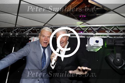 Den Bosch 24 november 2017
Uitreiking cd Michael v d Plas en Bianca. Dj Jean reikt hem uit. Dries Roelvink met super fan en vriend Gunther