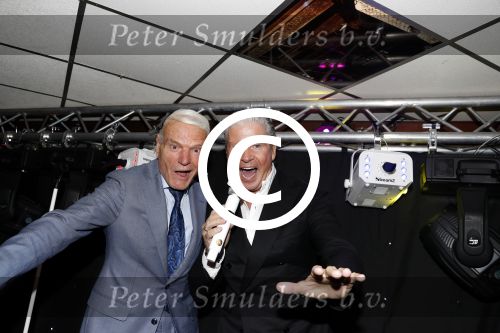 Den Bosch 24 november 2017
Uitreiking cd Michael v d Plas en Bianca. Dj Jean reikt hem uit. Dries Roelvink met super fan en vriend Gunther