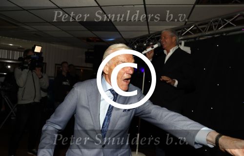 Den Bosch 24 november 2017
Uitreiking cd Michael v d Plas en Bianca. Dj Jean reikt hem uit. Dries Roelvink met super fan en vriend Gunther