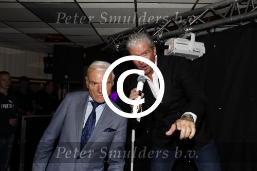 Den Bosch 24 november 2017
Uitreiking cd Michael v d Plas en Bianca. Dj Jean reikt hem uit. Dries Roelvink met super fan en vriend Gunther