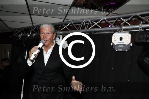 Den Bosch 24 november 2017
Uitreiking cd Michael v d Plas en Bianca. Dj Jean reikt hem uit. Dries Roelvink met super fan en vriend Gunther