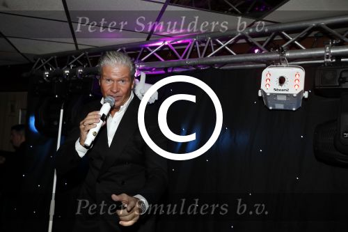Den Bosch 24 november 2017
Uitreiking cd Michael v d Plas en Bianca. Dj Jean reikt hem uit. Dries Roelvink met super fan en vriend Gunther