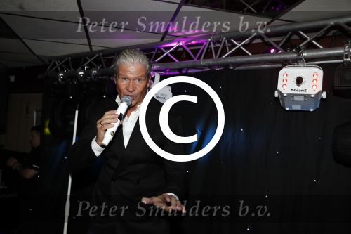 Den Bosch 24 november 2017
Uitreiking cd Michael v d Plas en Bianca. Dj Jean reikt hem uit. Dries Roelvink met super fan en vriend Gunther