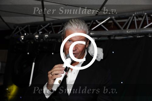 Den Bosch 24 november 2017
Uitreiking cd Michael v d Plas en Bianca. Dj Jean reikt hem uit. Dries Roelvink met super fan en vriend Gunther