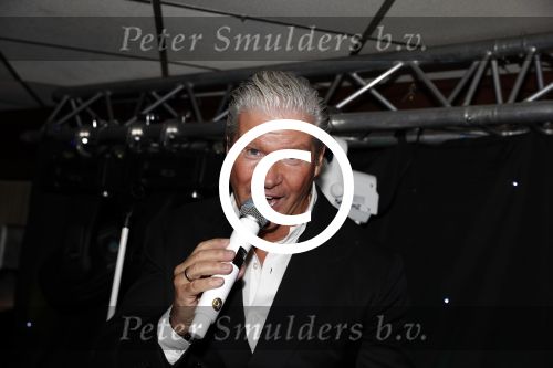 Den Bosch 24 november 2017
Uitreiking cd Michael v d Plas en Bianca. Dj Jean reikt hem uit. Dries Roelvink met super fan en vriend Gunther
