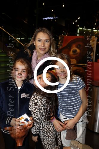 Amsterdam 6 december 2017
Premiere Paddington in Pathe Arena. Elle v Rijn met dochter e vriendinntjes