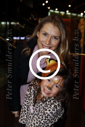 Amsterdam 6 december 2017
Premiere Paddington in Pathe Arena. Elle v Rijn met dochter e vriendinntjes