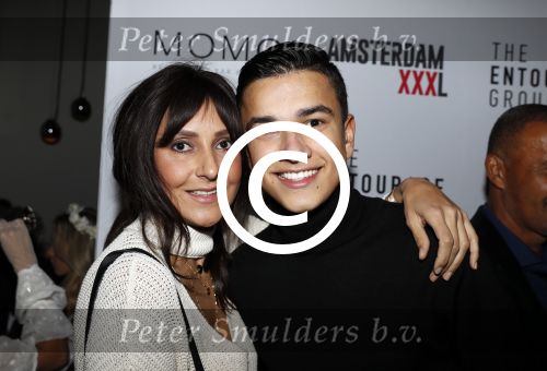 Amsterdam 28 november 2017
Presentatie Amsterdam XXXL in Momo\'s. Het magazine wordt uitgegeven door Mark Teurlings. Ruud Gullit met zijn vriendin Karin de Rooy ( haar zoon ) en zijn dochter Felicity