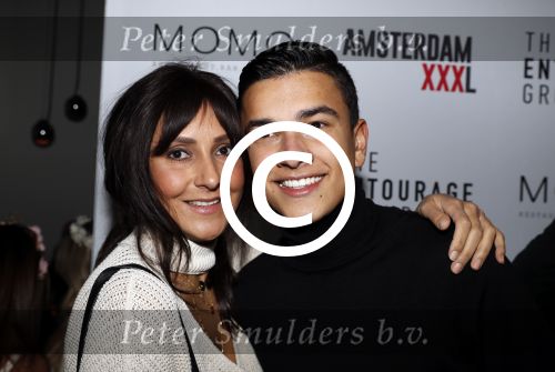 Amsterdam 28 november 2017
Presentatie Amsterdam XXXL in Momo\'s. Het magazine wordt uitgegeven door Mark Teurlings. Ruud Gullit met zijn vriendin Karin de Rooy ( haar zoon ) en zijn dochter Felicity