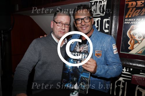 Amsterdam 16 november 2017 
Boekpresentatie William Rutten bij hard Rock cafe. Gerard Joling met een fan