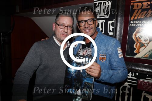 Amsterdam 16 november 2017 
Boekpresentatie William Rutten bij hard Rock cafe. Gerard Joling met een fan
