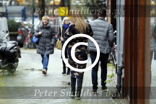 Amsterdam 21 november 2017 
Glennis Grace met een kennis na een lunch in Amsterdam zuid.