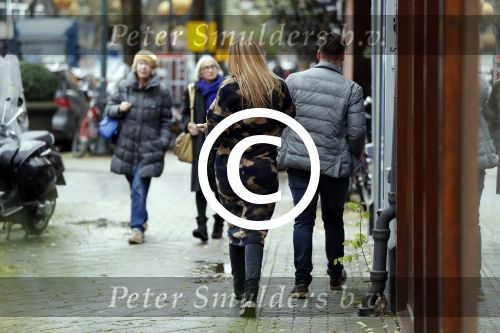 Amsterdam 21 november 2017 
Glennis Grace met een kennis na een lunch in Amsterdam zuid.