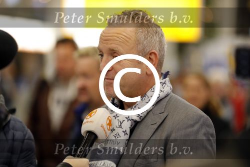 Schiphol 19 november 2017
Gordon vertrekt vanaf schiphol naar Kaapstad om daar te trouwen voor zijn tv progamma \