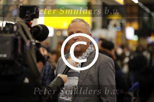 Schiphol 19 november 2017
Gordon vertrekt vanaf schiphol naar Kaapstad om daar te trouwen voor zijn tv progamma \