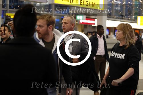 Schiphol 19 november 2017
Gordon vertrekt vanaf schiphol naar Kaapstad om daar te trouwen voor zijn tv progamma \