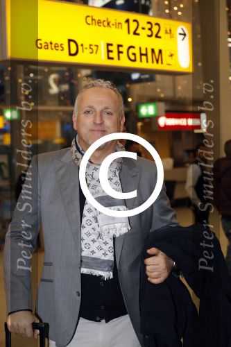 Schiphol 19 november 2017
Gordon vertrekt vanaf schiphol naar Kaapstad om daar te trouwen voor zijn tv progamma \