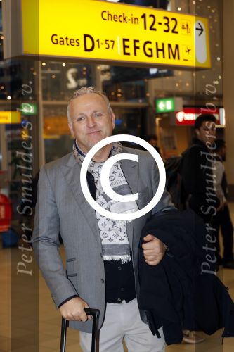 Schiphol 19 november 2017
Gordon vertrekt vanaf schiphol naar Kaapstad om daar te trouwen voor zijn tv progamma \