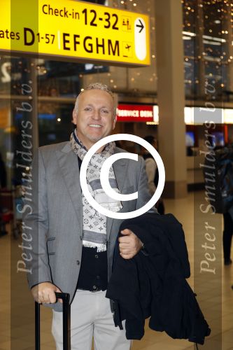 Schiphol 19 november 2017
Gordon vertrekt vanaf schiphol naar Kaapstad om daar te trouwen voor zijn tv progamma \