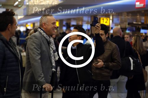 Schiphol 19 november 2017
Gordon vertrekt vanaf schiphol naar Kaapstad om daar te trouwen voor zijn tv progamma \