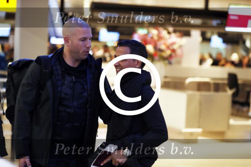 Schiphol 19 november 2017
Gordon vertrekt vanaf schiphol naar Kaapstad om daar te trouwen voor zijn tv progamma \