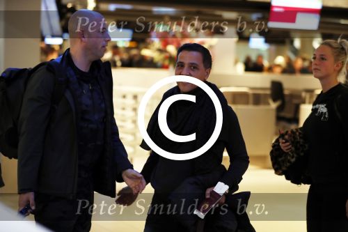 Schiphol 19 november 2017
Gordon vertrekt vanaf schiphol naar Kaapstad om daar te trouwen voor zijn tv progamma \