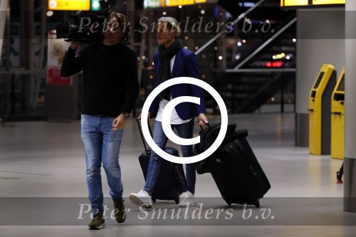 Schiphol 19 november 2017
Gordon vertrekt vanaf schiphol naar Kaapstad om daar te trouwen voor zijn tv progamma \