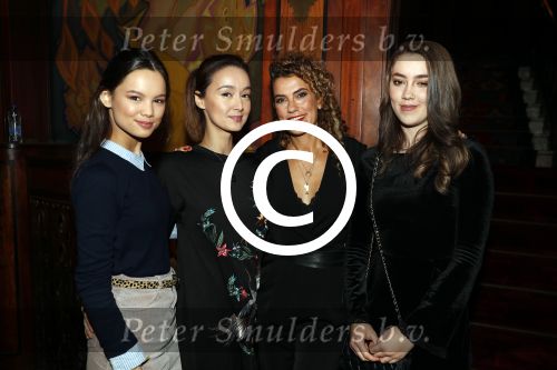 Amsterdam 3 december 2017
Premiere Familie Slim in Tuschinski. 
Jennifer de Jong met dochter en Tatum Dagelet met dochter