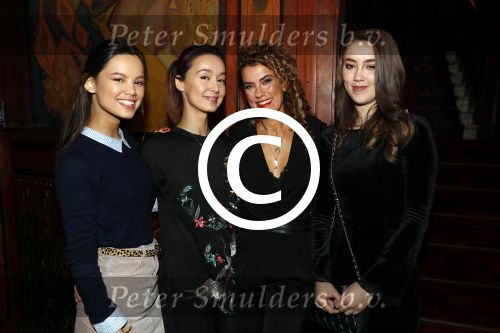 Amsterdam 3 december 2017
Premiere Familie Slim in Tuschinski. 
Jennifer de Jong met dochter en Tatum Dagelet met dochter