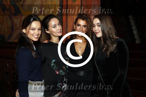 Amsterdam 3 december 2017
Premiere Familie Slim in Tuschinski. 
Jennifer de Jong met dochter en Tatum Dagelet met dochter