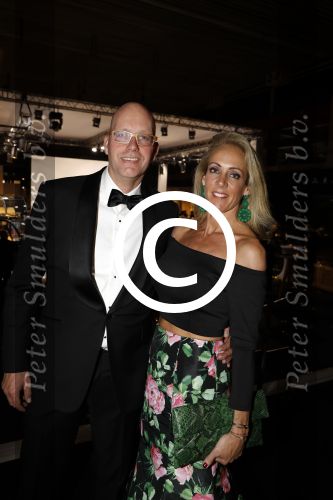 Amsterdam 7 december 2017
Luxury fair in de RAI. Jeroen Kreeft met zijn vrouw voor zijn porsche GT