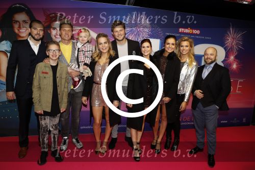 Amsterdam 10 december 2017
Premiere K3 in Tuschinski. K3 met Winston Post en zijn kinderen Jayden en River Mae Denise, Nicolette van Dam, Tim Douwsma en Sven de Ridder