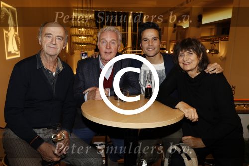 Utrecht 12 december 2017
Premiere Hendrik Groen in schouwburg Utrecht.
De cast bestaat uit Beau Schneider, Mike Weerts, Plien van Bennekom/Cynthia Abma, Myrthe Burger, Rufus Hegeman, Britte Lagcher. Kees Hulst Andre v Duin Olga Zuiderhoek en Tim oliehoek