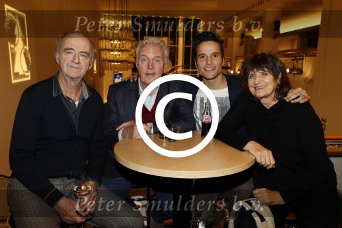 Utrecht 12 december 2017
Premiere Hendrik Groen in schouwburg Utrecht.
De cast bestaat uit Beau Schneider, Mike Weerts, Plien van Bennekom/Cynthia Abma, Myrthe Burger, Rufus Hegeman, Britte Lagcher. Kees Hulst Andre v Duin Olga Zuiderhoek en Tim oliehoek