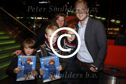 Amsterdam 6 december 2017
Premiere Paddington in Pathe Arena. Leo Alkemade met vrouw en kinderen